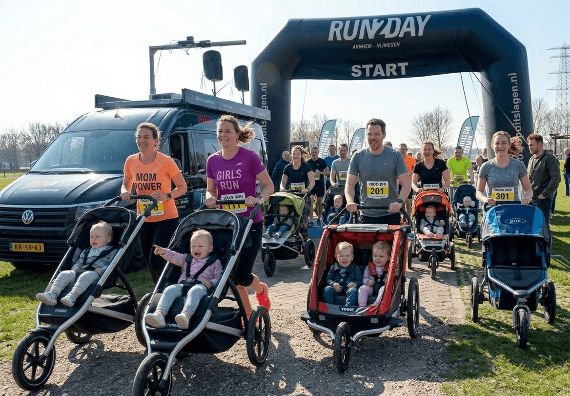 Ouders rennen met hardloopwagens door Park Lingezegen