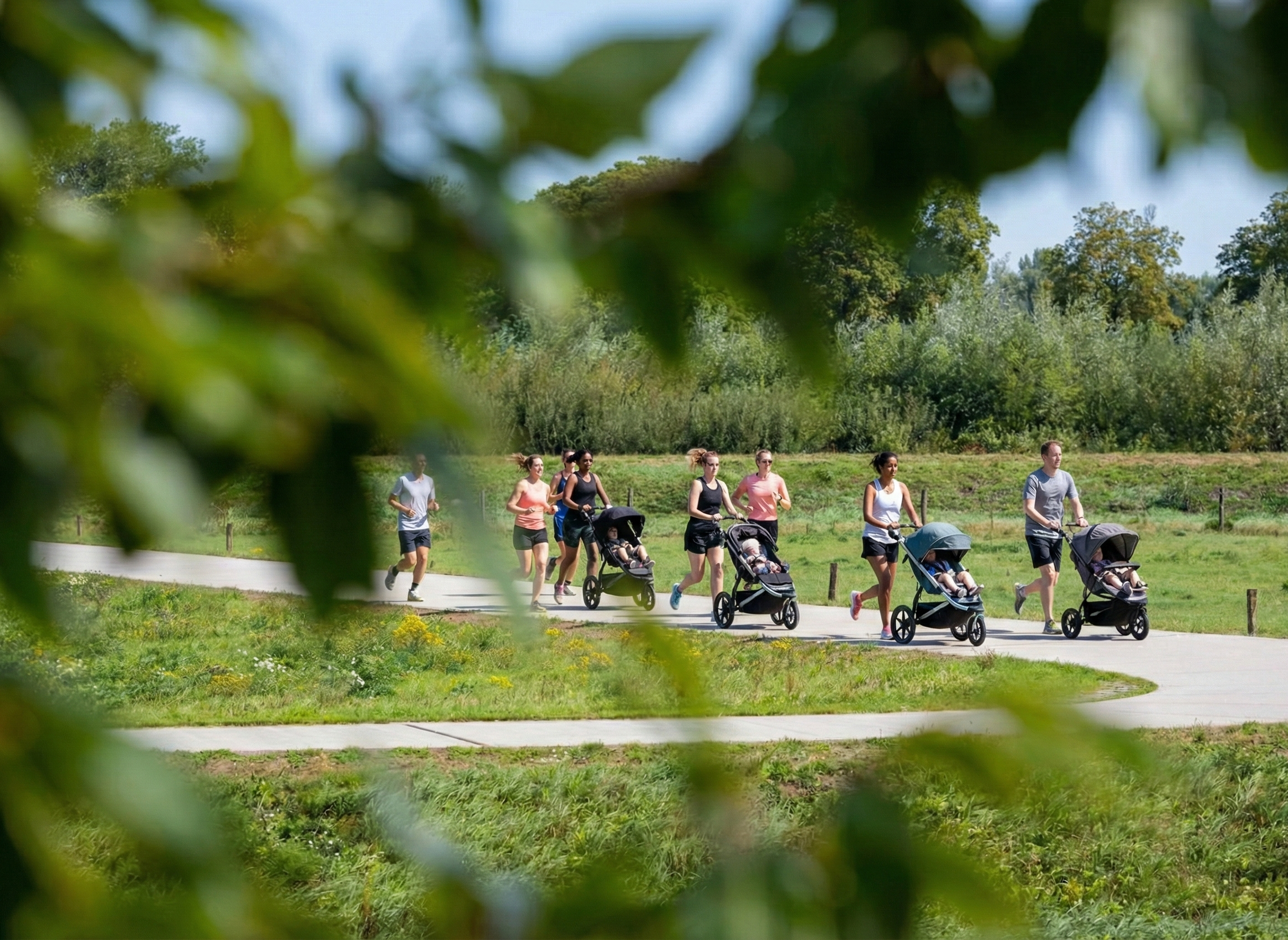 Ouders rennen met hardloopwagens door Park Lingezegen